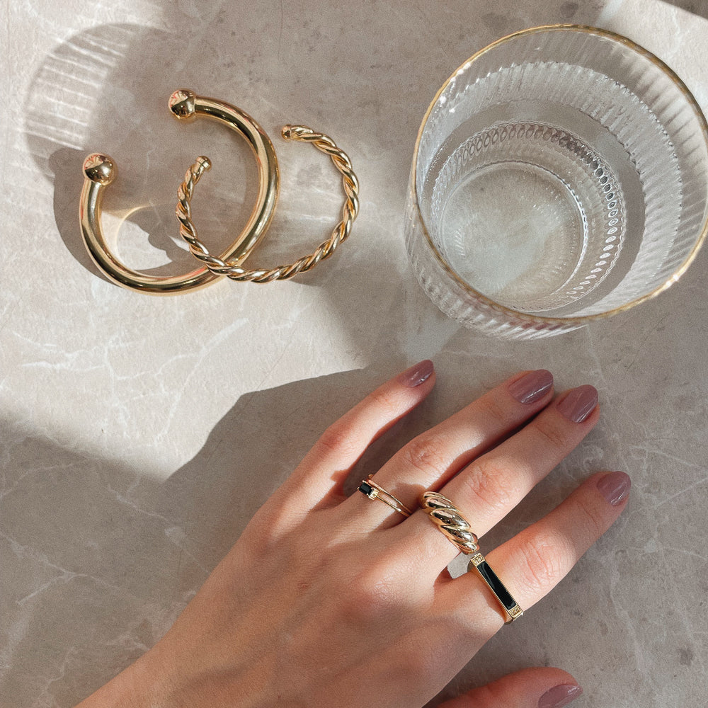 Anel Tali Black Dourado