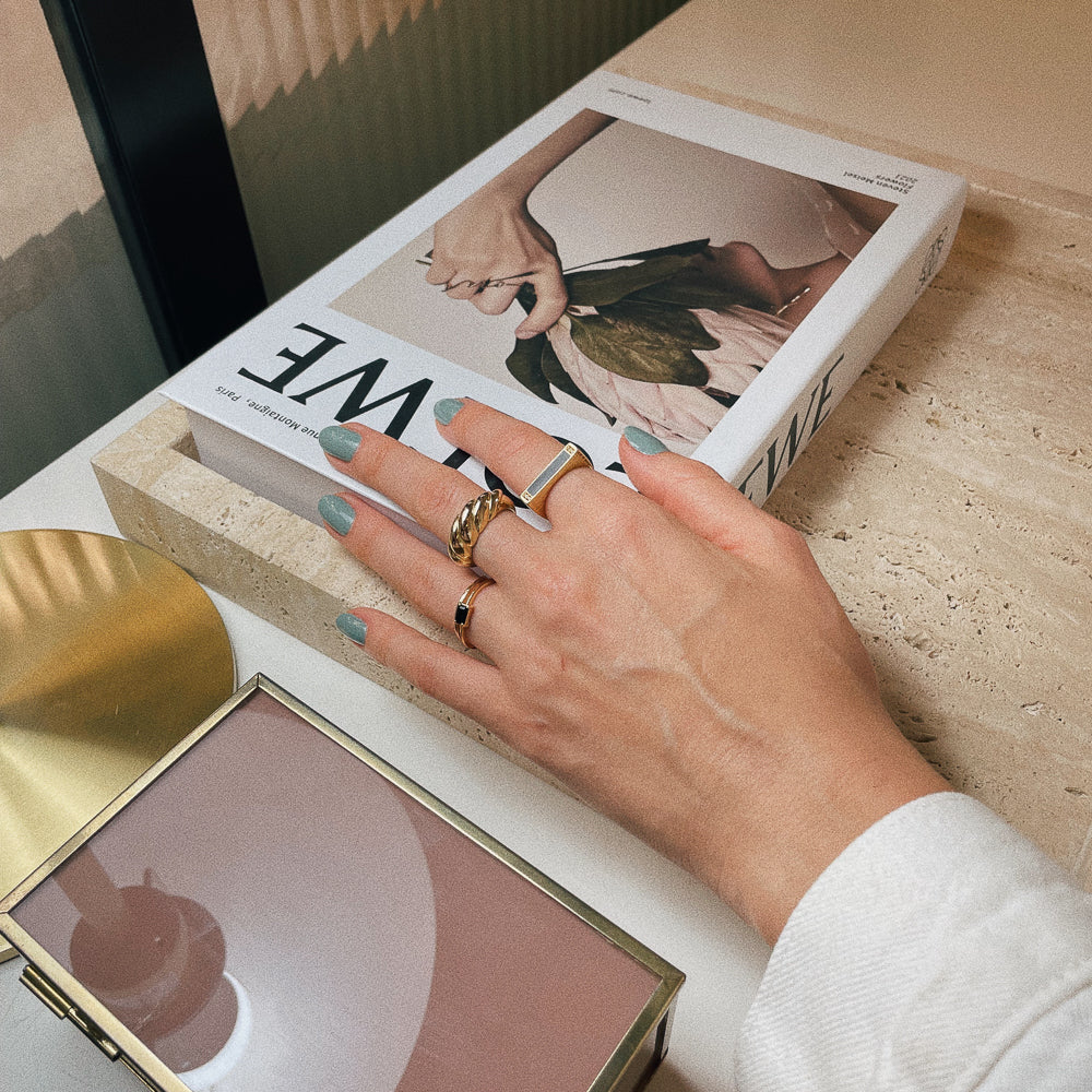 Anel Tali Black Dourado