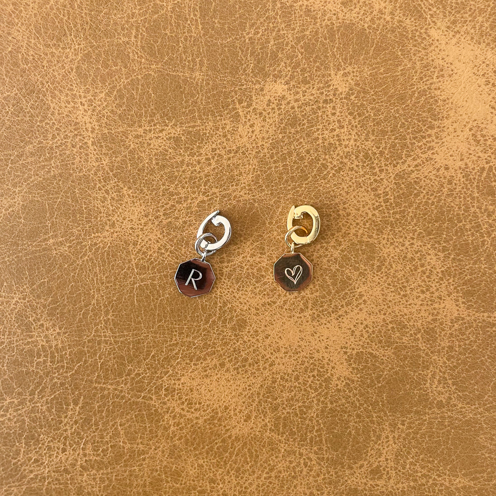 Charm ILY Dourado